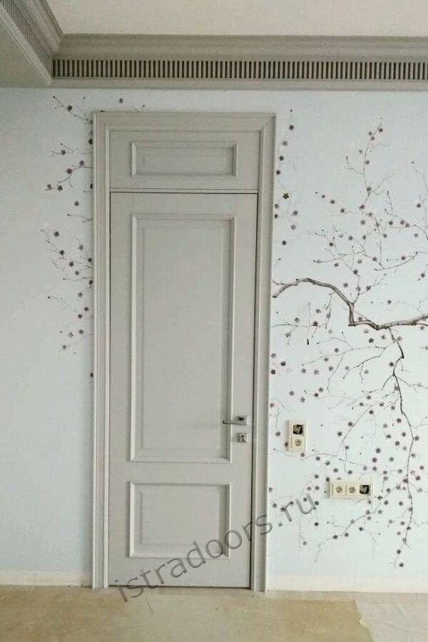 Lenta. Дверь в интерьере комнаты с росписью стены